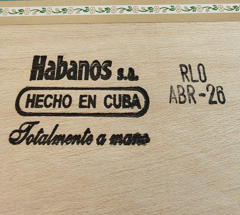 Der eingebrannte Stempel auf der Unterseite einer Kistenlade: Habanos s.a., Hecho en Cuba, daneben der Fabrikcode RLO und das Datum.